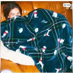 Victoria’s Secret Pink Dog Logo Christmas Green Fleece Sherpa Blanket - 26934331